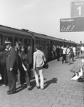171360 Afbeelding van in- en uitstappende treinreizigers op het perron van het N.S.-station Boxmeer te Boxmeer, met ...